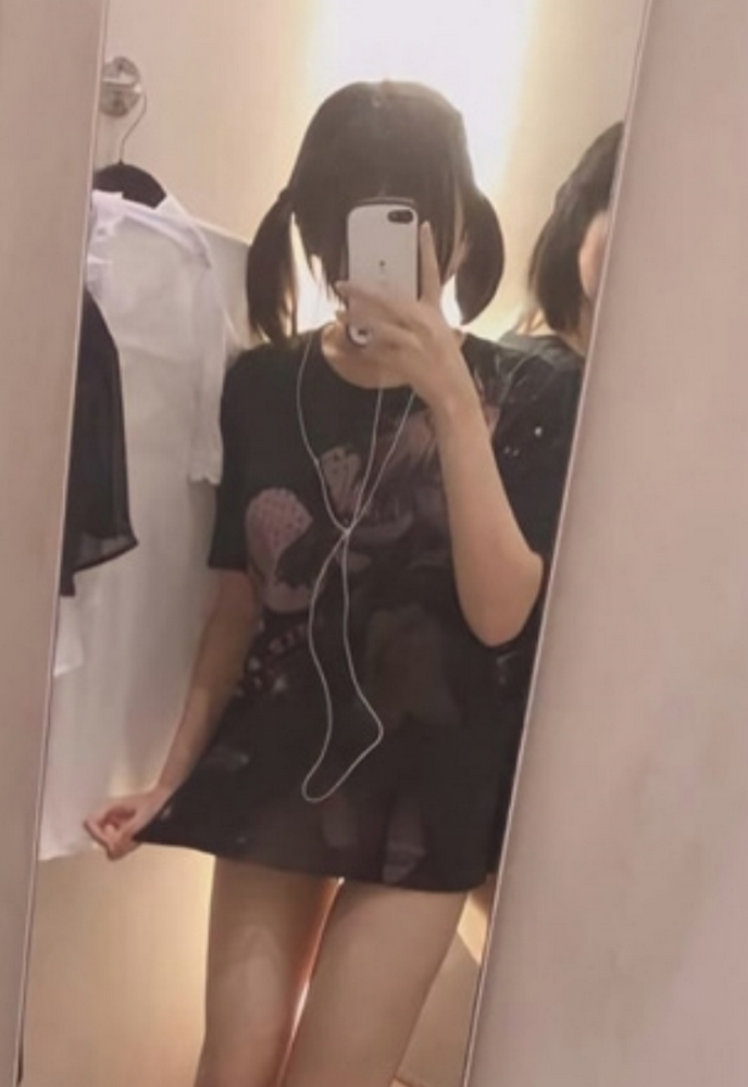 คลิปหลุดใหม่ สาวน่ารักผมแกะนั่งอ้าหีโชว์ในห้องรองเสื้อ
