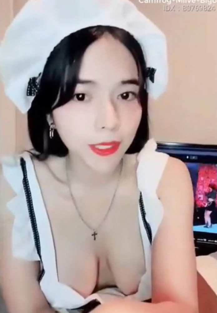 คลิปหลุดไลฟ์สด นางฟ้าหน้าอกใหญ่ เอาควยปลอมแท่งยาวยัดหีรัวๆ