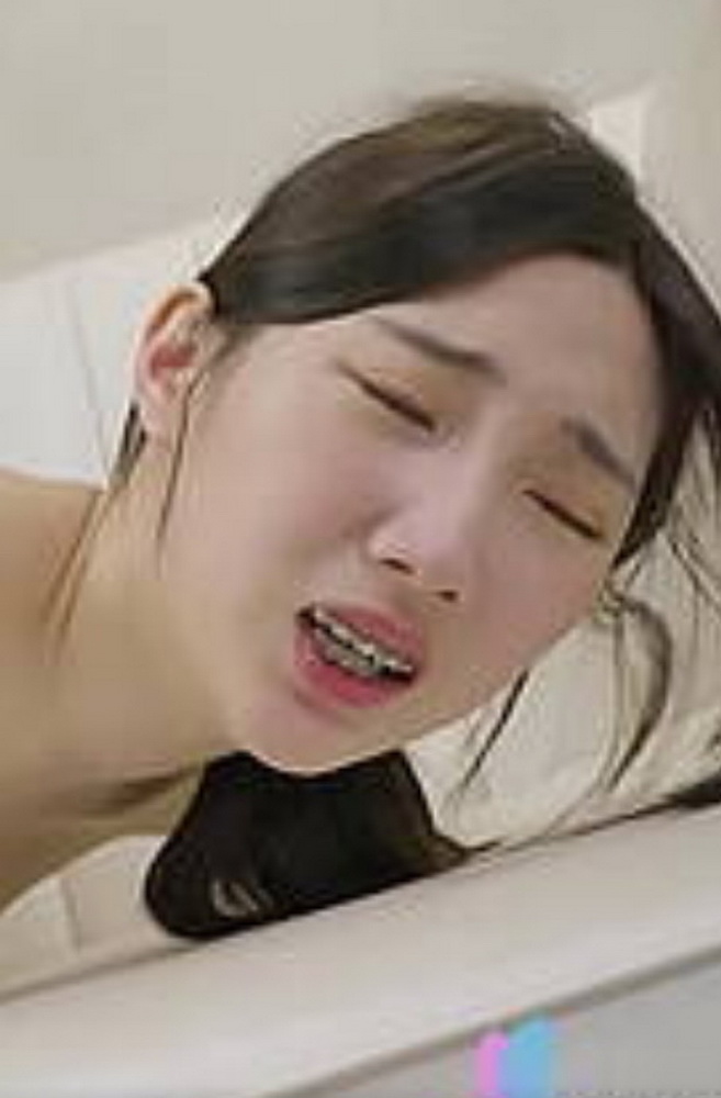 หนังโป๊จีนหลานสาวคนสวยกำลังเอาปากอมควย สุดเสียว