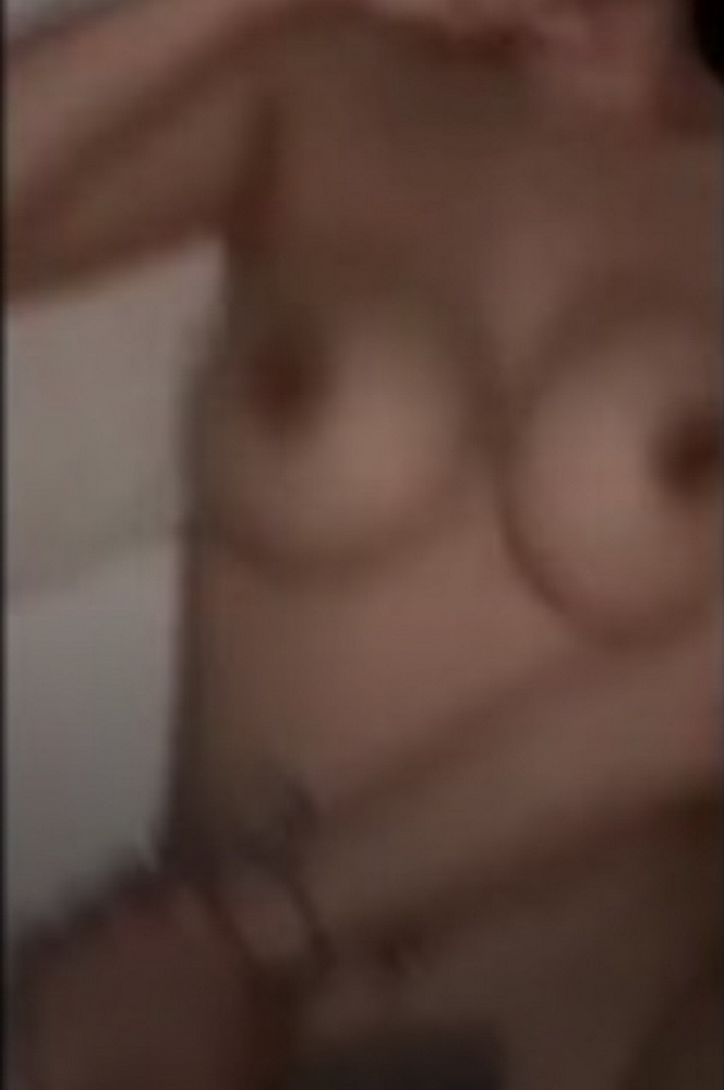 คลิปโชว์นมบีบเล่นเนินหีโหนกนอนแหกขาเงี่ยน